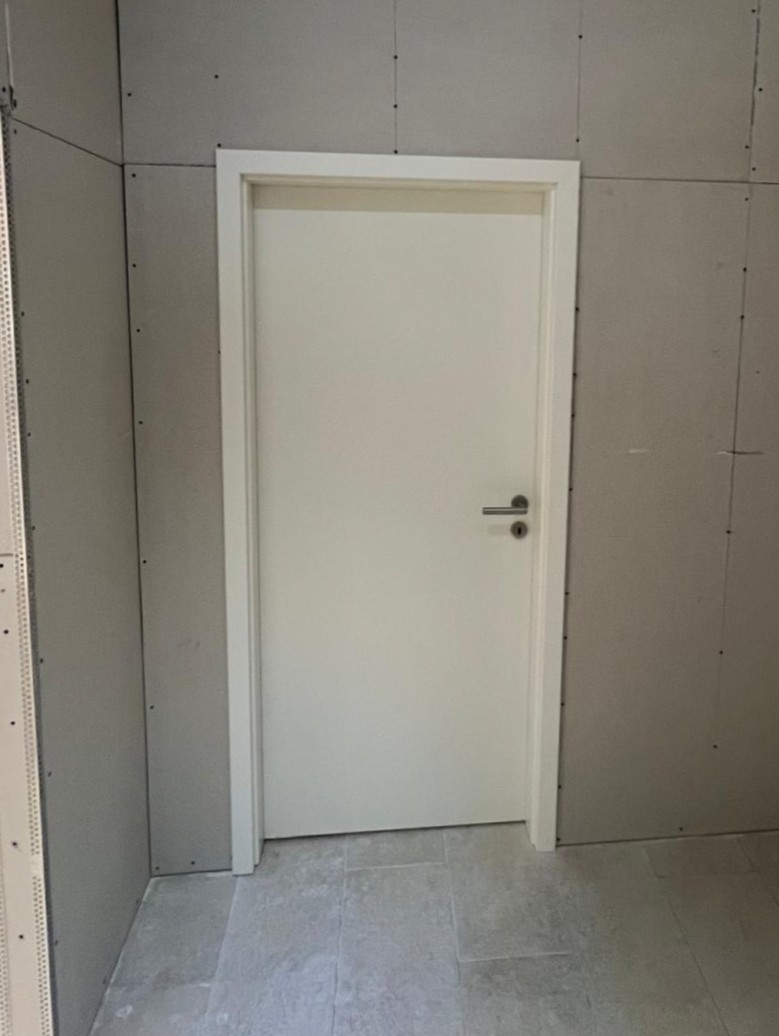 Tür mit Trockenwand eingebaut durch Hauszeit E&B in Hamburg und Umgebung