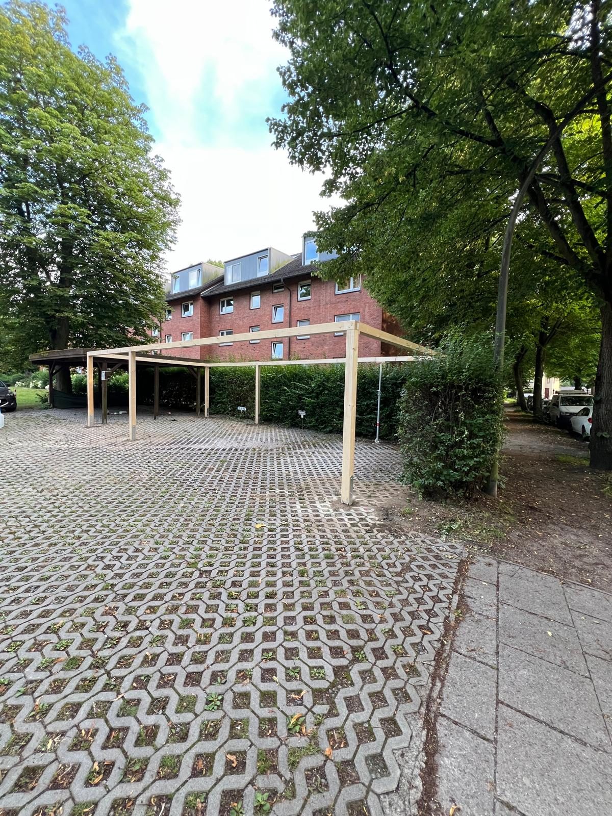 Fertiger Holz-Carport in Hamburg und Umgebung, Dach komplett gedeckt, Stellplatz frei