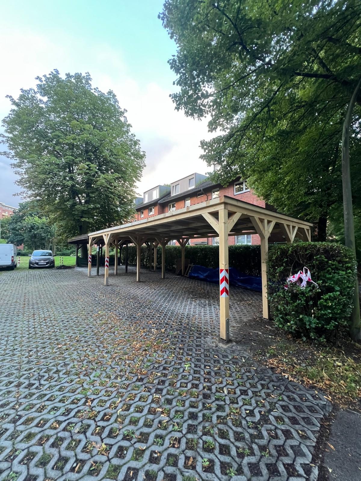 Fertiger Holz-Carport von Hauszeit E&B in Hamburg und Umgebung, Frontalansicht