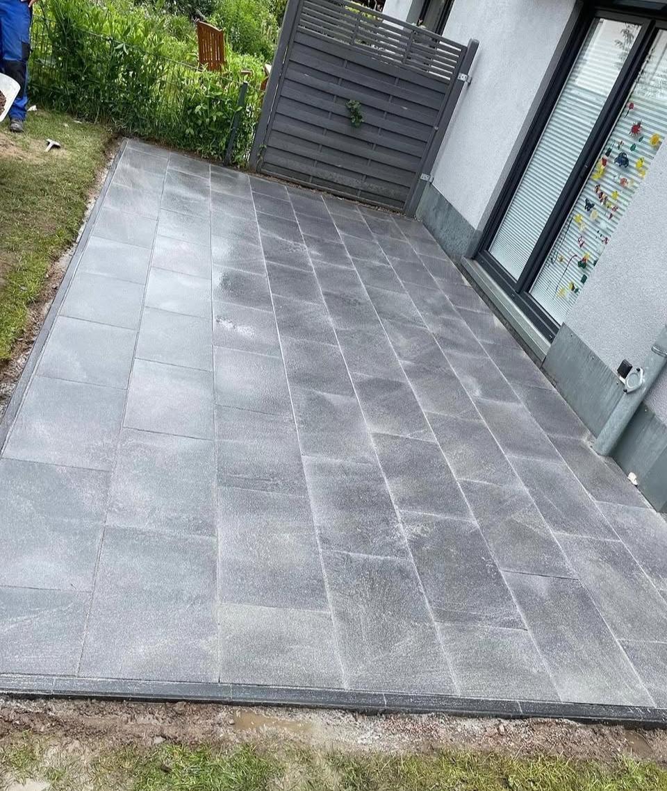 Detail einer gereinigten Terrasse in Hamburg und Umgebung mit freien Fugen durch Hauszeit E&B